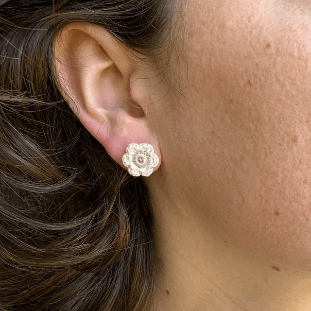 Puces d’oreilles Fleurettes ~ Lin / Beige