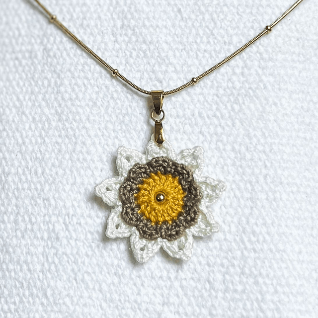 Collier avec pendentif Corolle ~ M ~ Jaune / Taupe