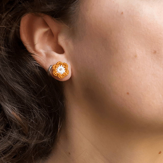 Puces d’oreilles fleurs Fleurettes ~ Terracotta / Blanc
