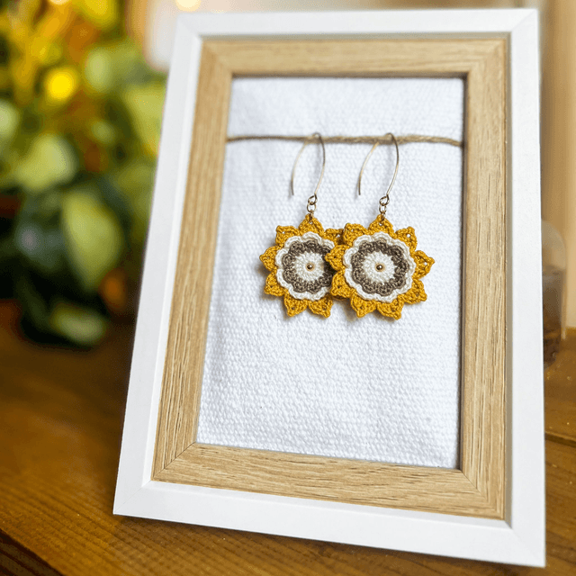  Boucles d’oreilles fleurs Corolles ~ L ~ Jaune / Taupe