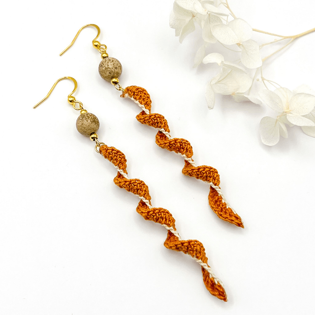 Longues boucles d'oreilles torsadées