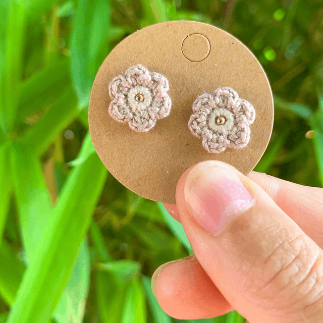 Puces d’oreilles Fleurettes ~ Beige / Lin