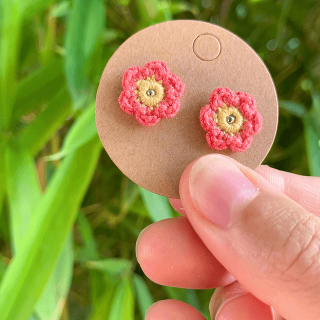 Puces d’oreilles Fleurettes ~ Corail / Jaune