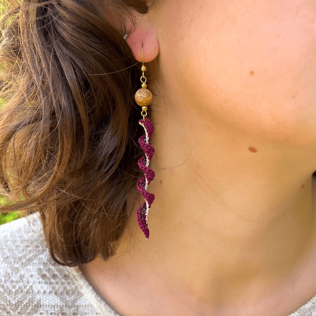 Longues boucles d'oreilles torsadées
