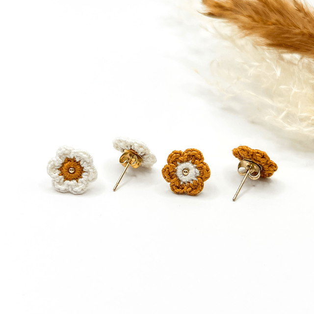 Puces d’oreilles fleurs Fleurettes ~ Terracotta / Blanc