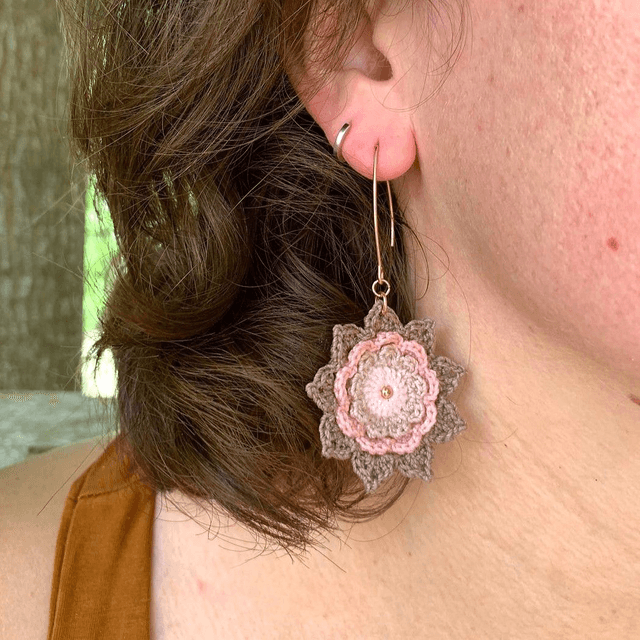 Boucles d’oreilles fleurs Corolles ~ L ~ Rose / Taupe