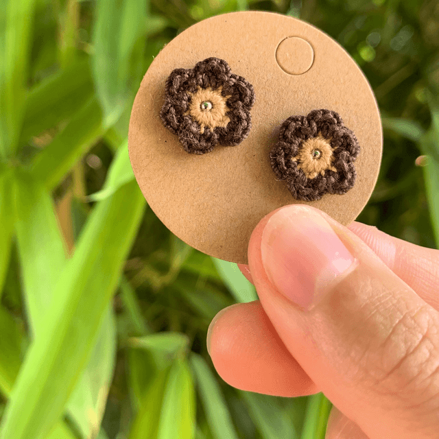 Puces d’oreilles Fleurettes ~ Café / Noisette