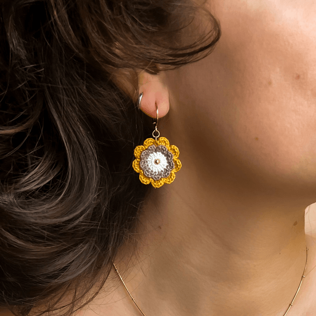 Boucles d’oreilles fleurs Corolles ~ M ~ Jaune / Taupe