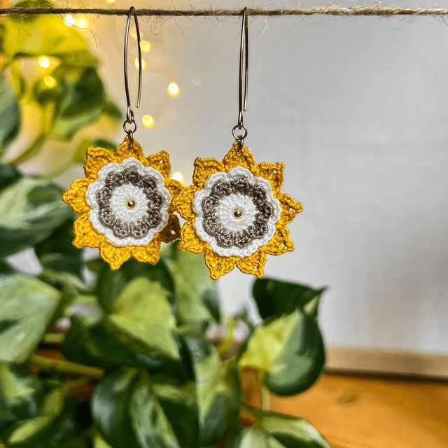  Boucles d’oreilles fleurs Corolles ~ L ~ Jaune / Taupe