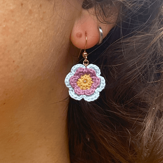 Boucles d’oreilles fleurs Corolles ~ M ~ Ocre / Violet / Bleu