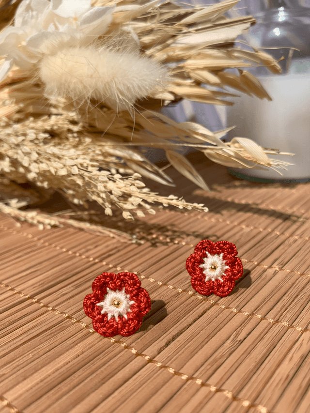 Puces d’oreilles Fleurettes ~ Rouge / Lin