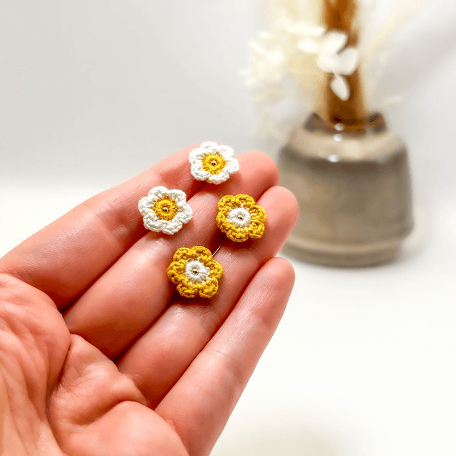 Puces d’oreilles fleurs Fleurettes ~ Jaune / Blanc