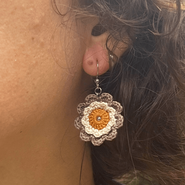 Boucles d’oreilles fleurs Corolles ~ M ~ Ocre / Taupe