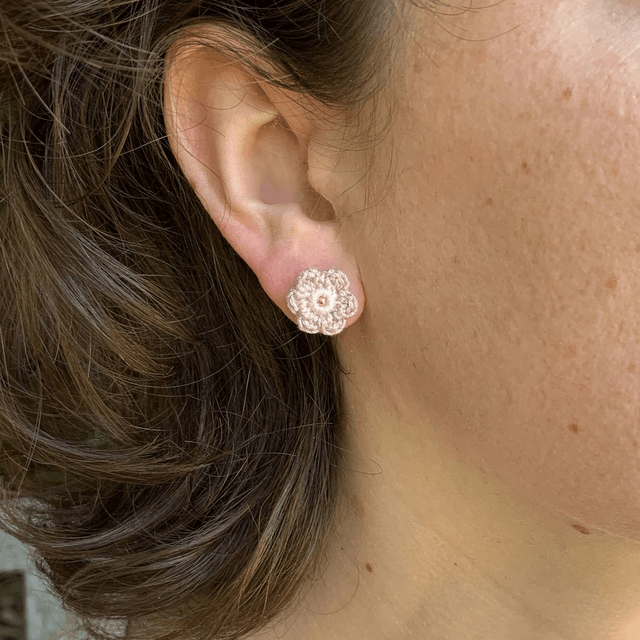 Puces d’oreilles Fleurettes ~ Beige / Lin