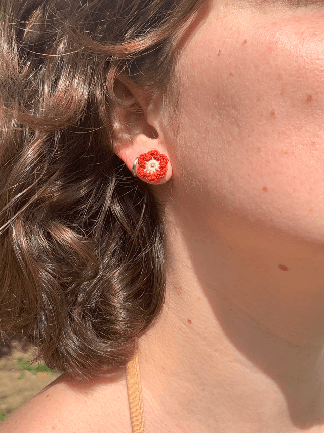 Puces d’oreilles Fleurettes ~ Rouge / Lin