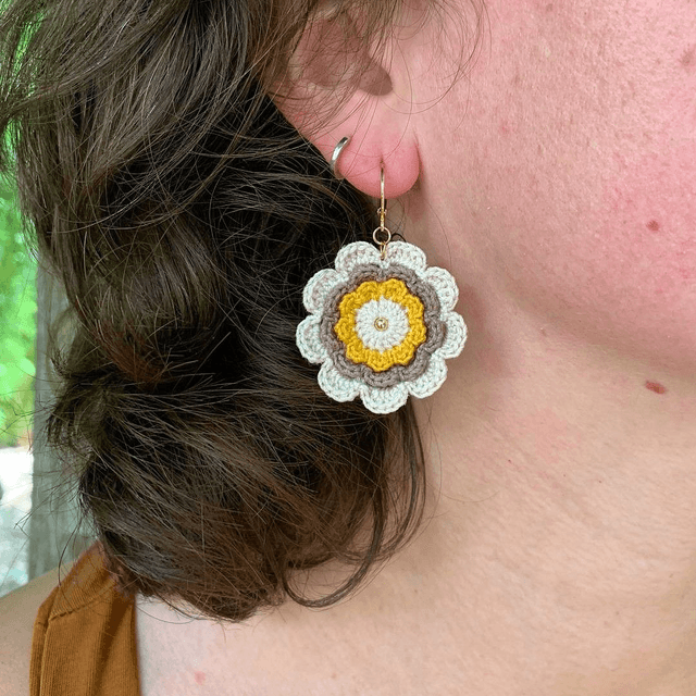 Boucles d’oreilles fleurs Corolles ~ L ~ Jaune / Lin
