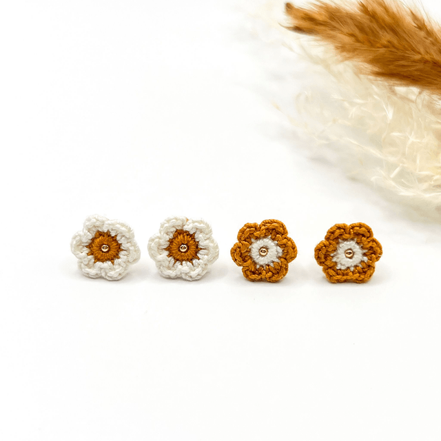 Puces d’oreilles fleurs Fleurettes ~ Terracotta / Blanc