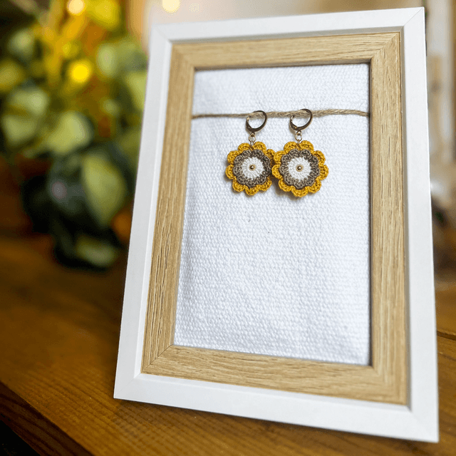Boucles d’oreilles fleurs Corolles ~ M ~ Jaune / Taupe