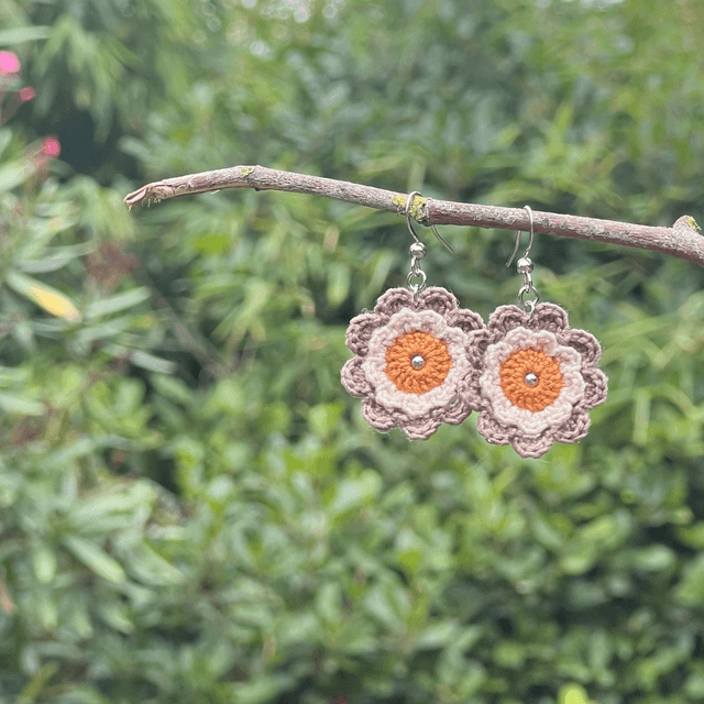 Boucles d’oreilles fleurs Corolles ~ M ~ Ocre / Taupe