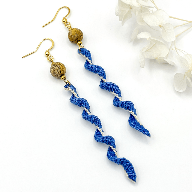 Longues boucles d'oreilles torsadées