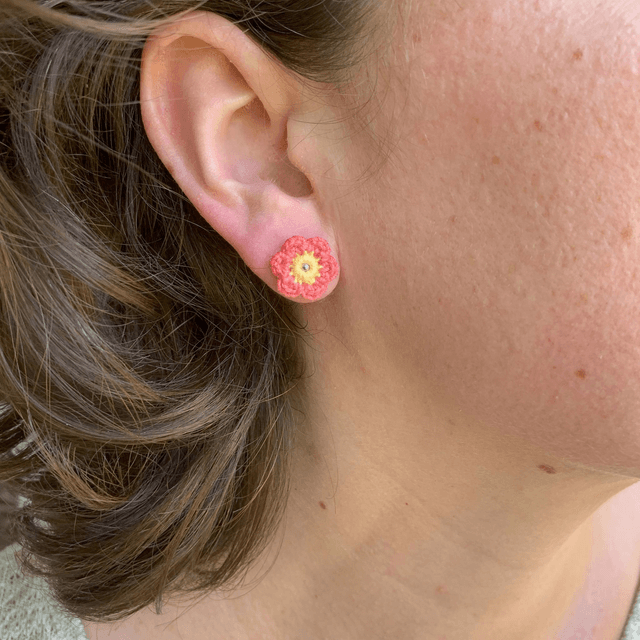 Puces d’oreilles Fleurettes ~ Corail / Jaune