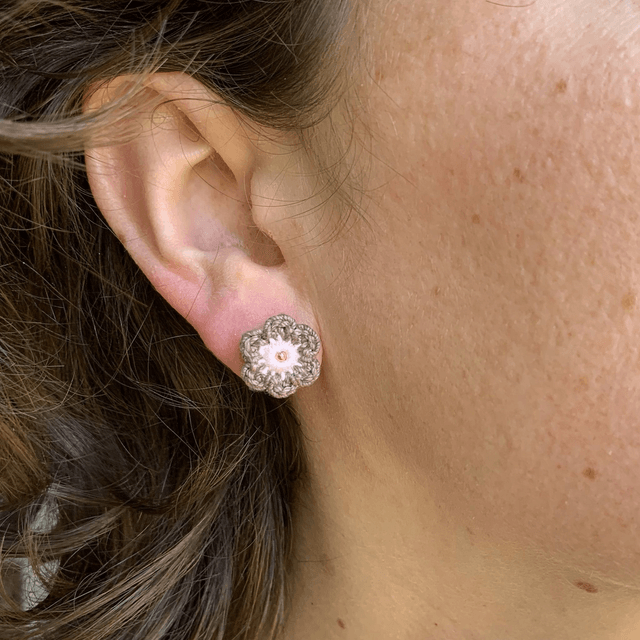 Puces d’oreilles Fleurettes ~ Taupe / Rose