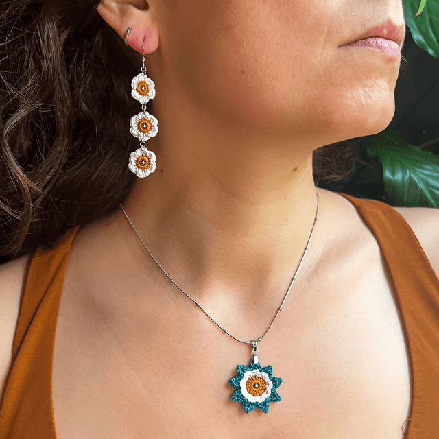 Collier avec pendentif Corolle ~ M ~ Bleu canard / Terracotta