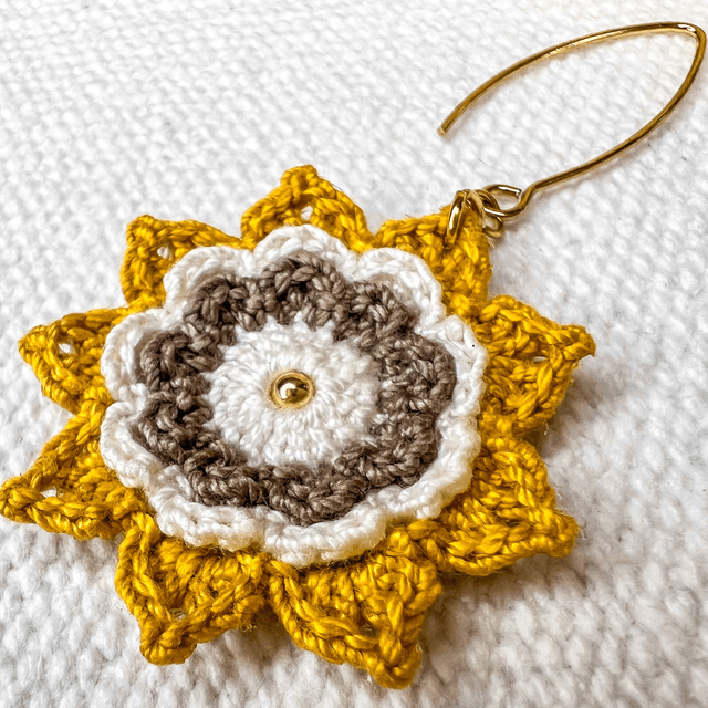  Boucles d’oreilles fleurs Corolles ~ L ~ Jaune / Taupe