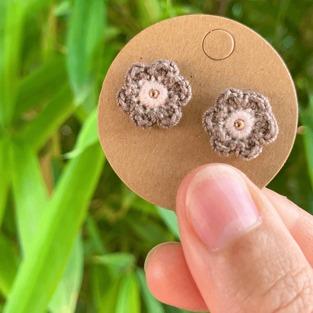 Puces d’oreilles Fleurettes ~ Taupe / Rose