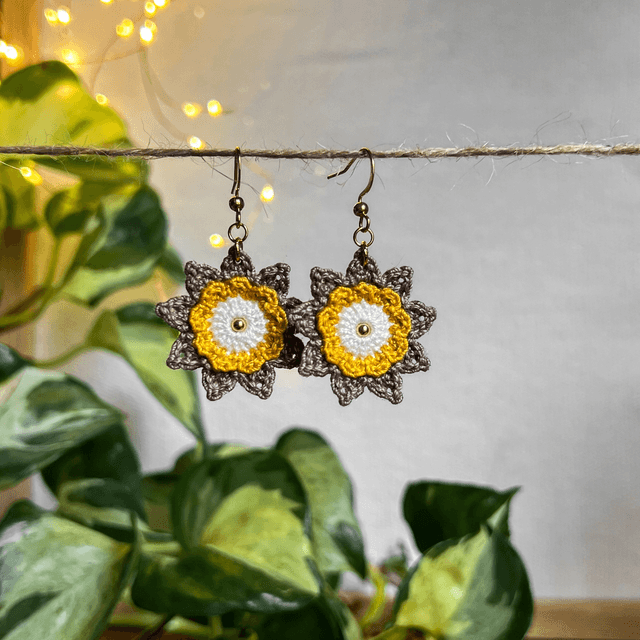 Boucles d’oreilles fleurs Corolles ~ M ~ Jaune / Taupe