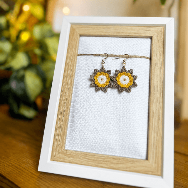 Boucles d’oreilles fleurs Corolles ~ M ~ Jaune / Taupe