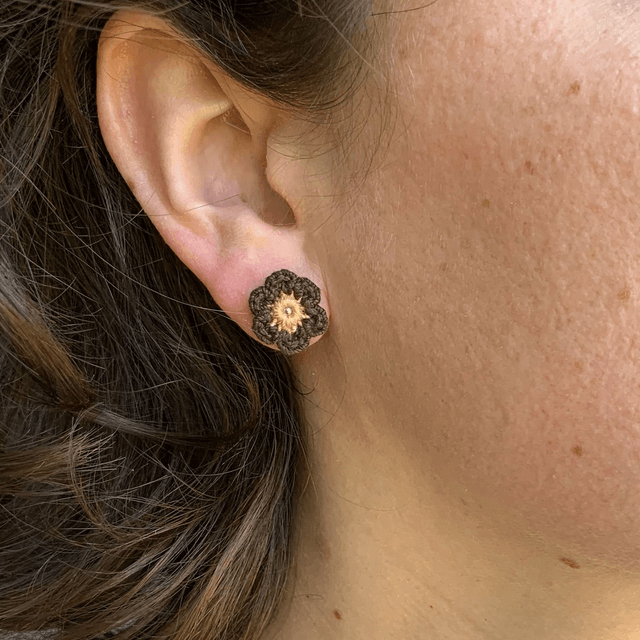 Puces d’oreilles Fleurettes ~ Café / Noisette