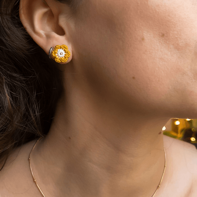 Puces d’oreilles fleurs Fleurettes ~ Jaune / Blanc