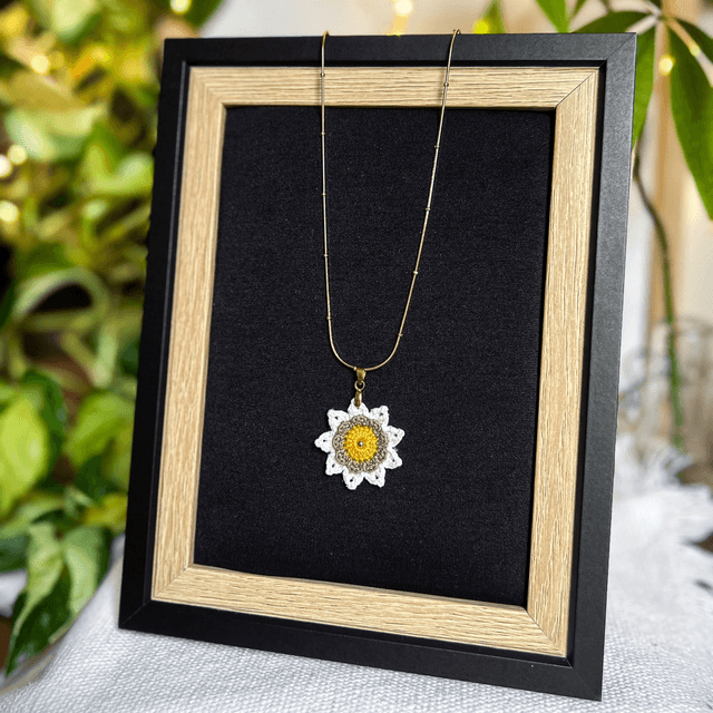 Collier avec pendentif Corolle ~ M ~ Jaune / Taupe