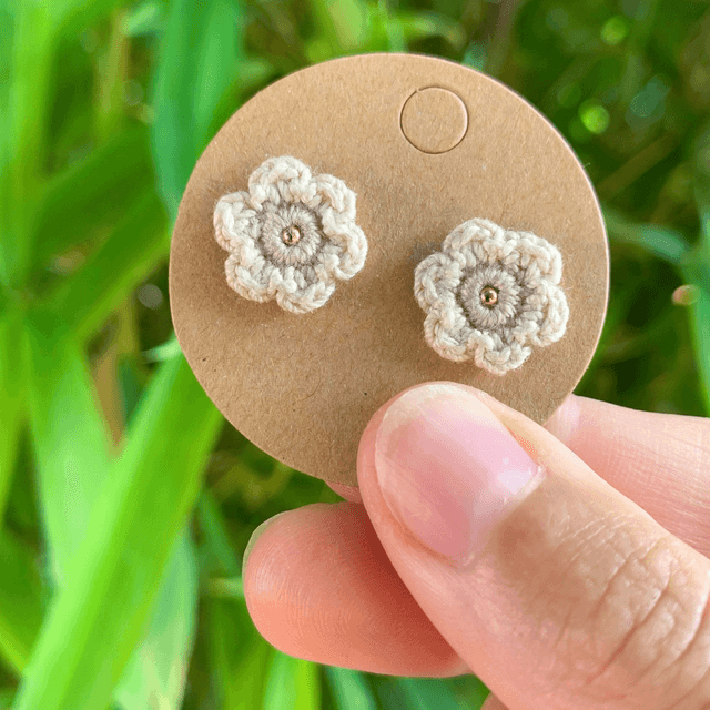 Puces d’oreilles Fleurettes ~ Lin / Beige
