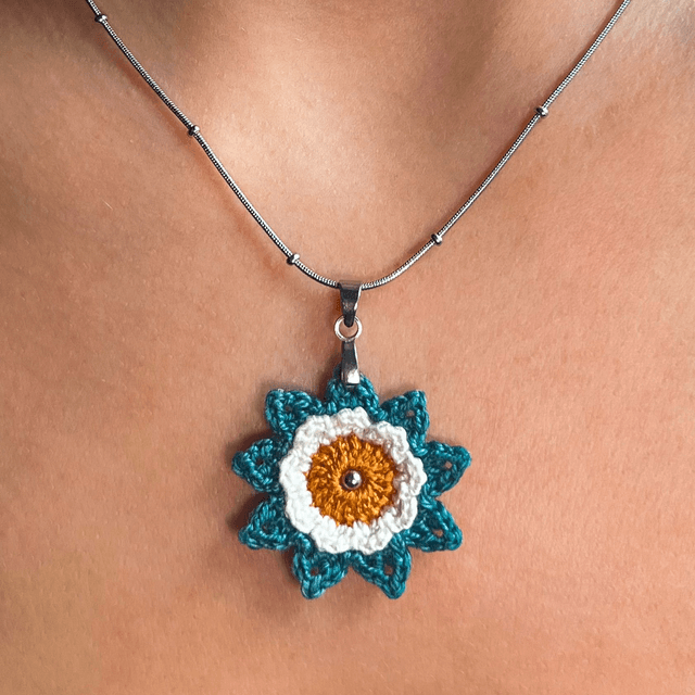 Collier avec pendentif Corolle ~ M ~ Bleu canard / Terracotta