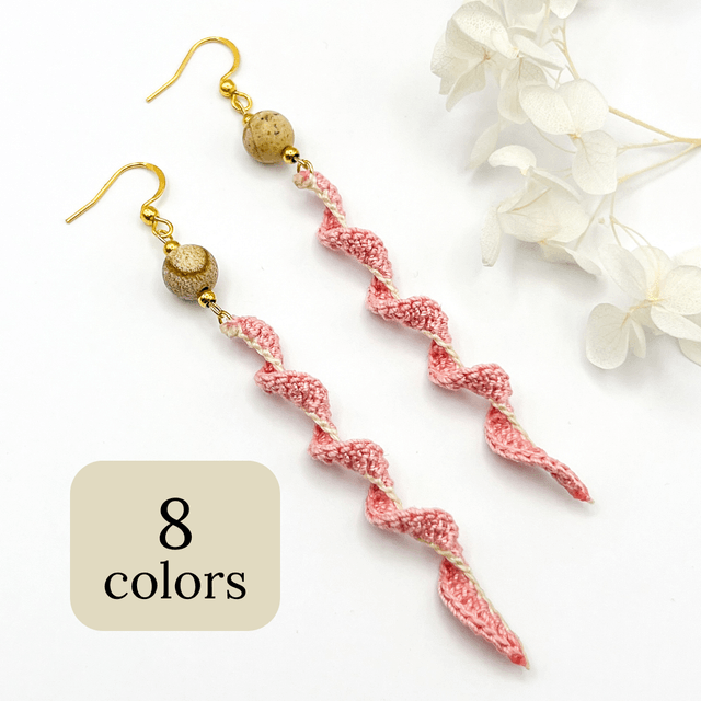 Longues boucles d'oreilles torsadées