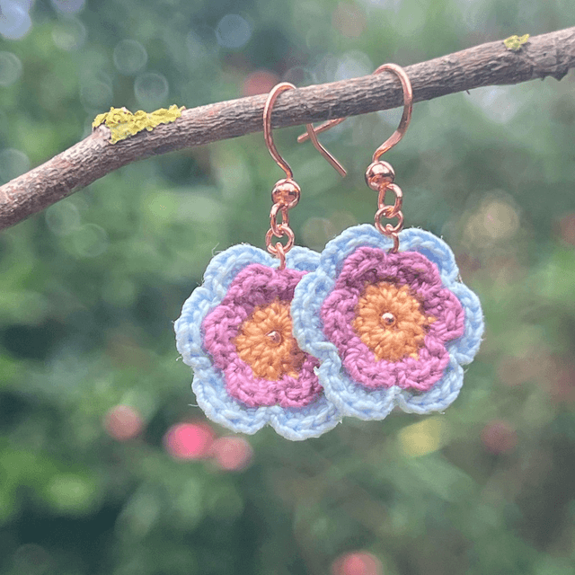 Boucles d’oreilles fleurs Corolles ~ M ~ Ocre / Violet / Bleu