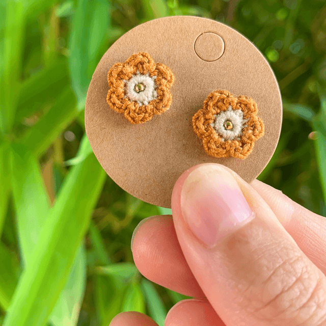 Puces d’oreilles Fleurettes ~ Ocre / Lin