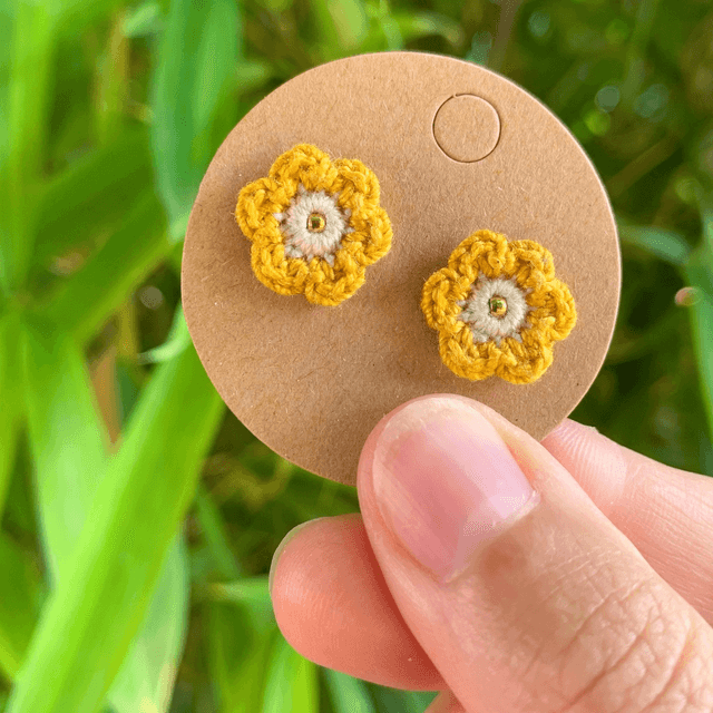 Puces d’oreilles Fleurettes ~ Jaune / Lin