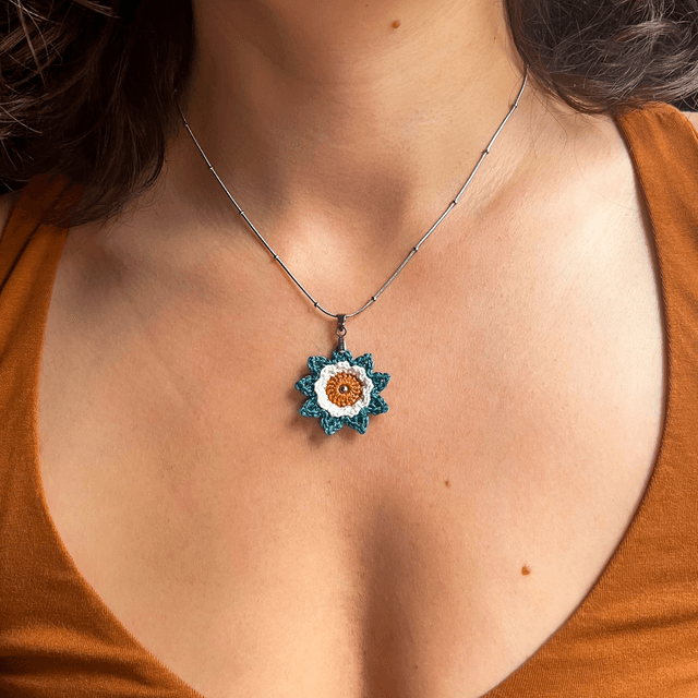 Collier avec pendentif Corolle ~ M ~ Bleu canard / Terracotta