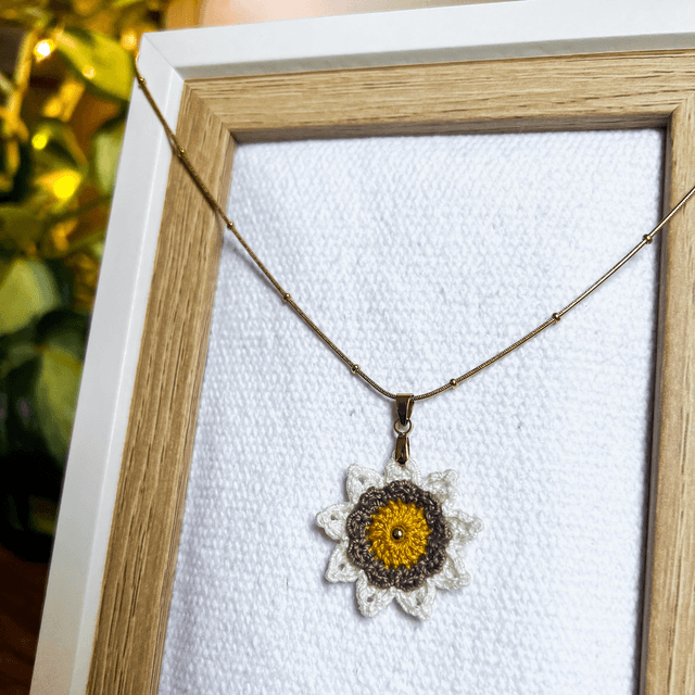 Collier avec pendentif Corolle ~ M ~ Jaune / Taupe