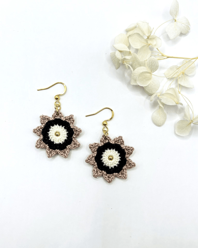 Boucles d’oreilles fleurs Corolles ~ M ~ Taupe / Noir / Blanc