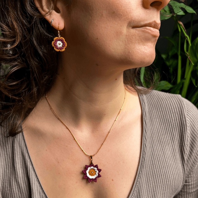 Collier avec pendentif Corolle ~ M ~ Bordeaux / Terracotta