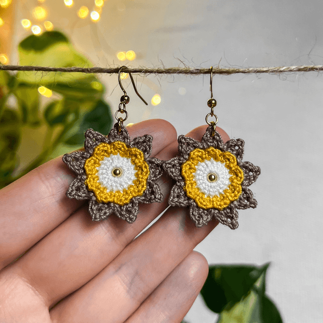 Boucles d’oreilles fleurs Corolles ~ M ~ Jaune / Taupe