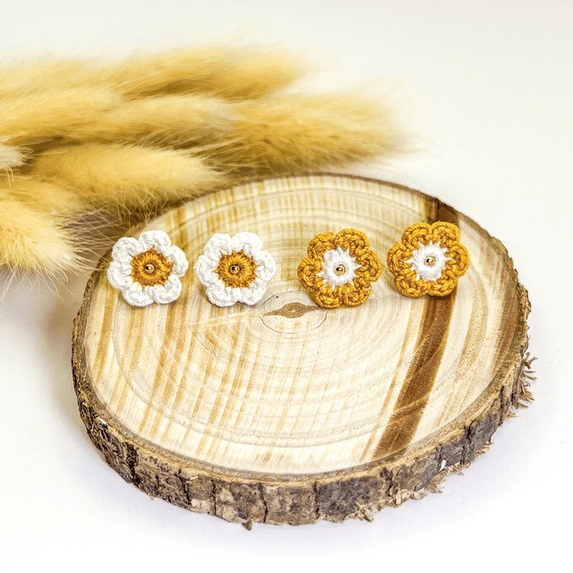 Puces d’oreilles fleurs Fleurettes ~ Jaune / Blanc