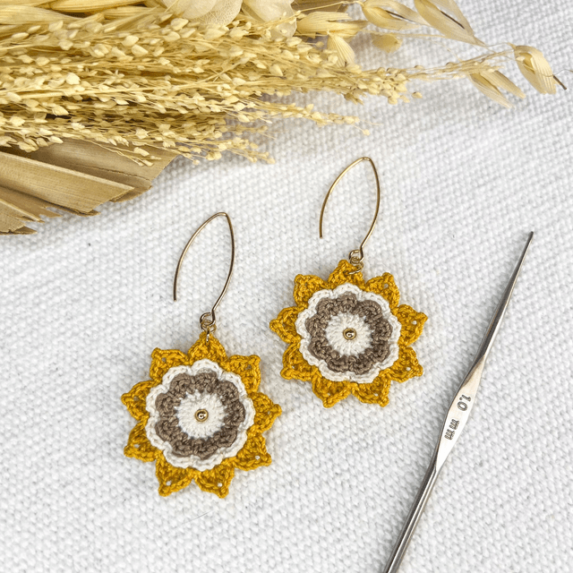 Boucles d’oreilles fleurs Corolles ~ L ~ Jaune / Taupe