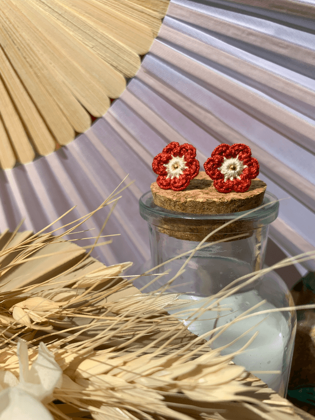 Puces d’oreilles Fleurettes ~ Rouge / Lin