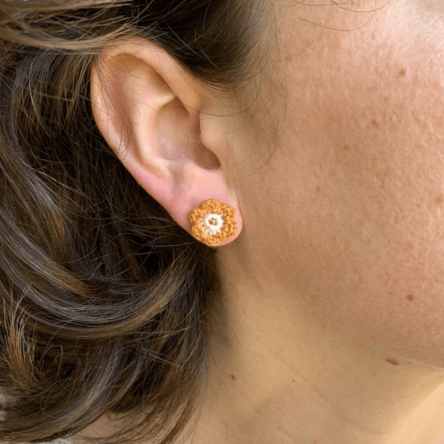 Puces d’oreilles Fleurettes ~ Ocre / Lin