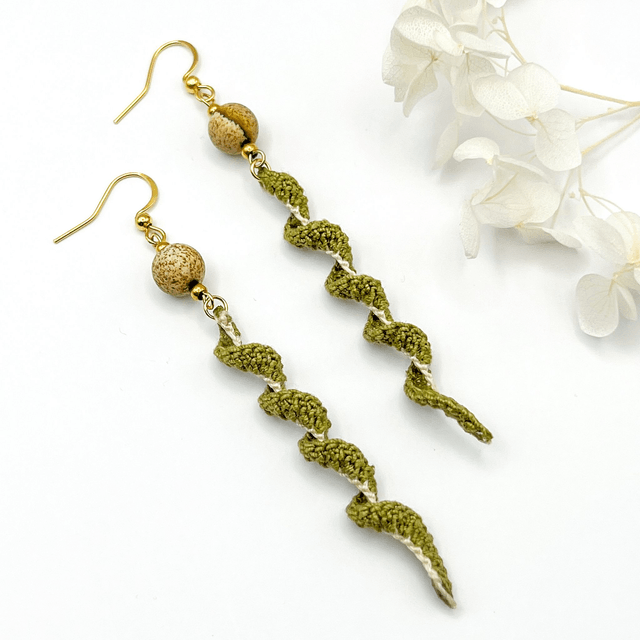 Longues boucles d'oreilles torsadées